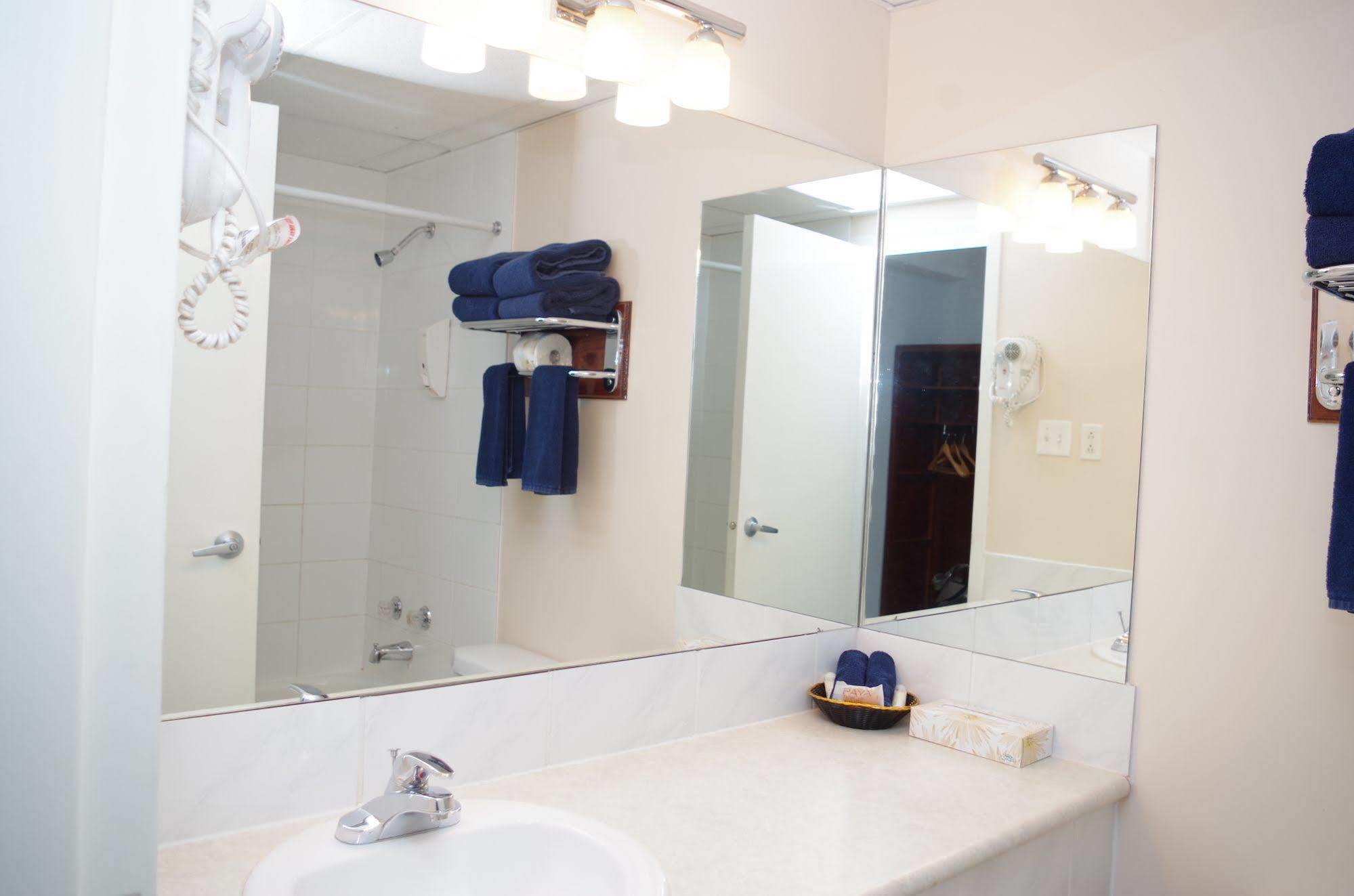 Causeway Bay Hotel Sparwood Extérieur photo